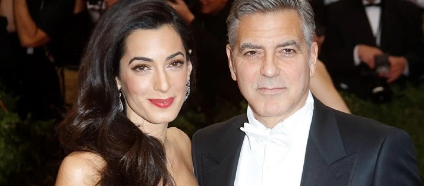 H Αμάλ Αλαμουντίν είχε επέτειο γάμου - Έκανε εμφάνιση με μαύρη μίνι φούστα (φωτο)